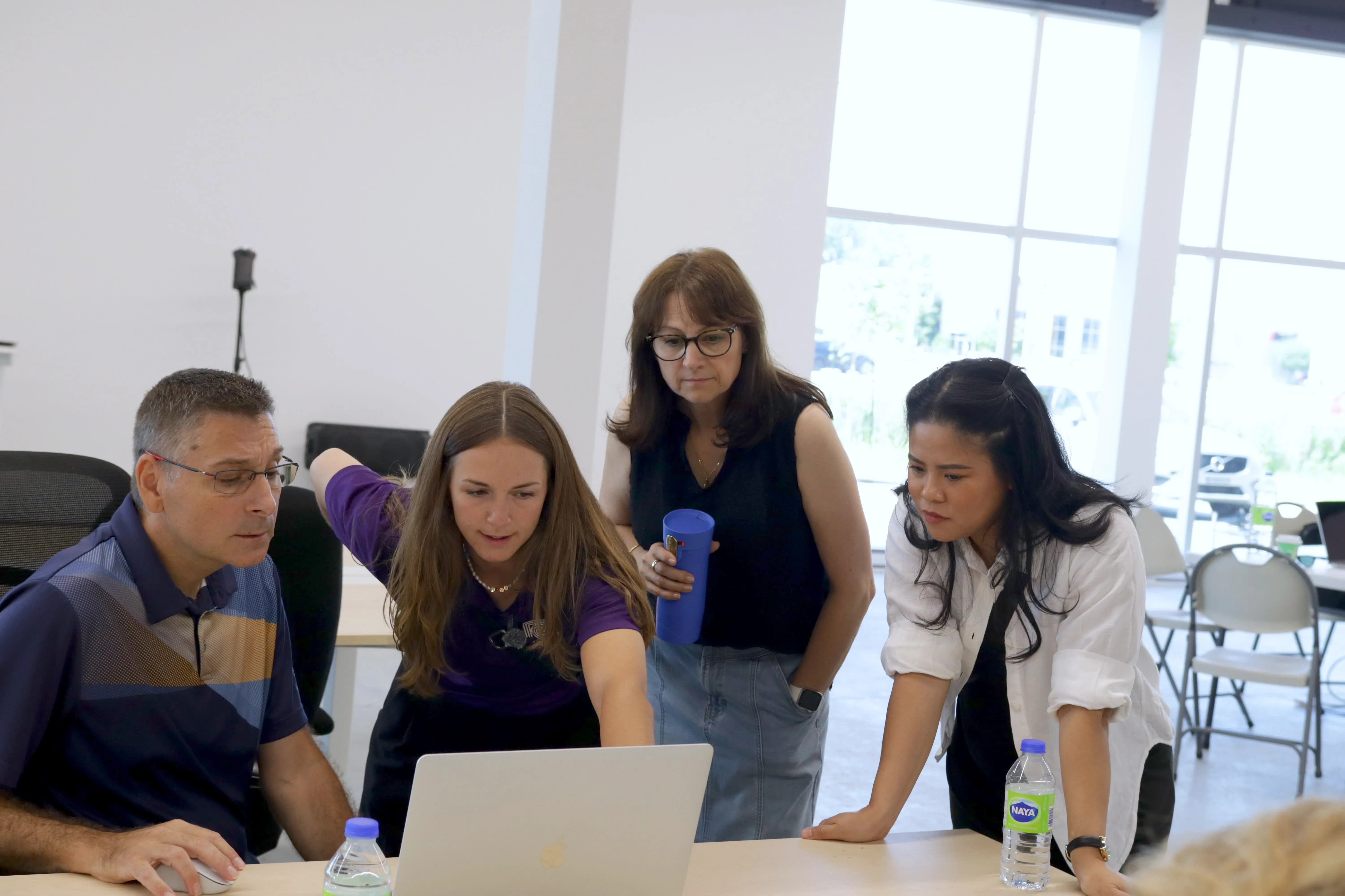Participants reviewing a laptop together at a Randmar event